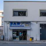 ...si trova il bar Gonnella, il cui nome � scritto in blu su un�insegna bianca, seguito dalla dicitura �dal 1926�